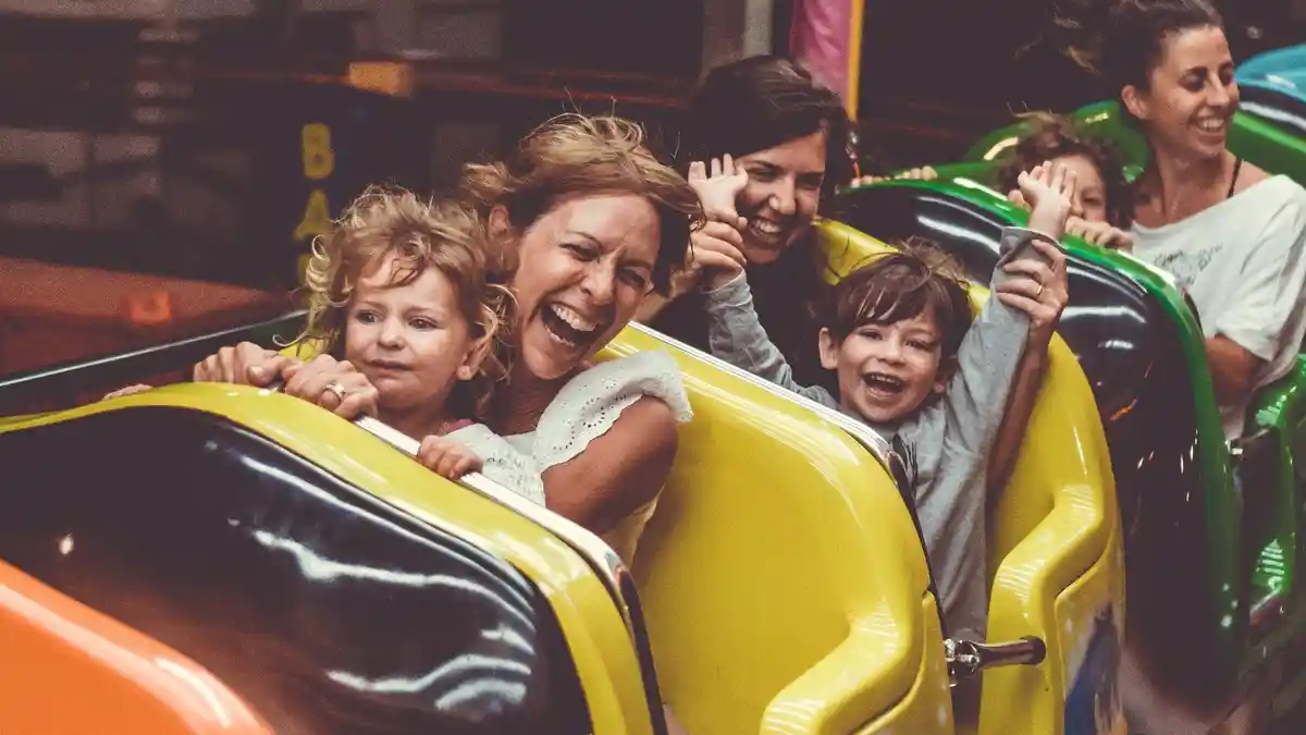 Agar Terlihat Berteriak saat Naik Roller Coaster, Pengunjung Taman Hiburan Ini Diberi Stiker Lucu