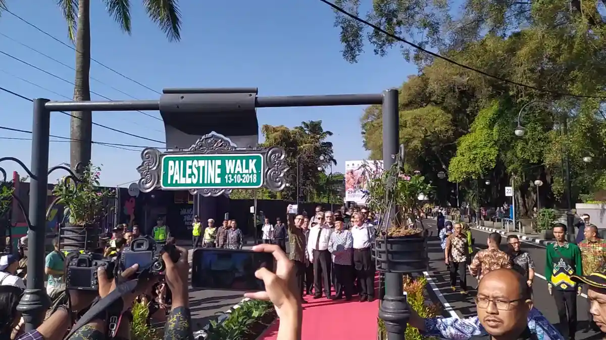 Perwakilan dari 19 Negara Susuri Palestine Walk Bareng Wali Kota Bandung