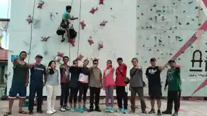 Heronimus-Makainas-menyempatkan-diri-mengunjungi-God-Bless-Park.jpg