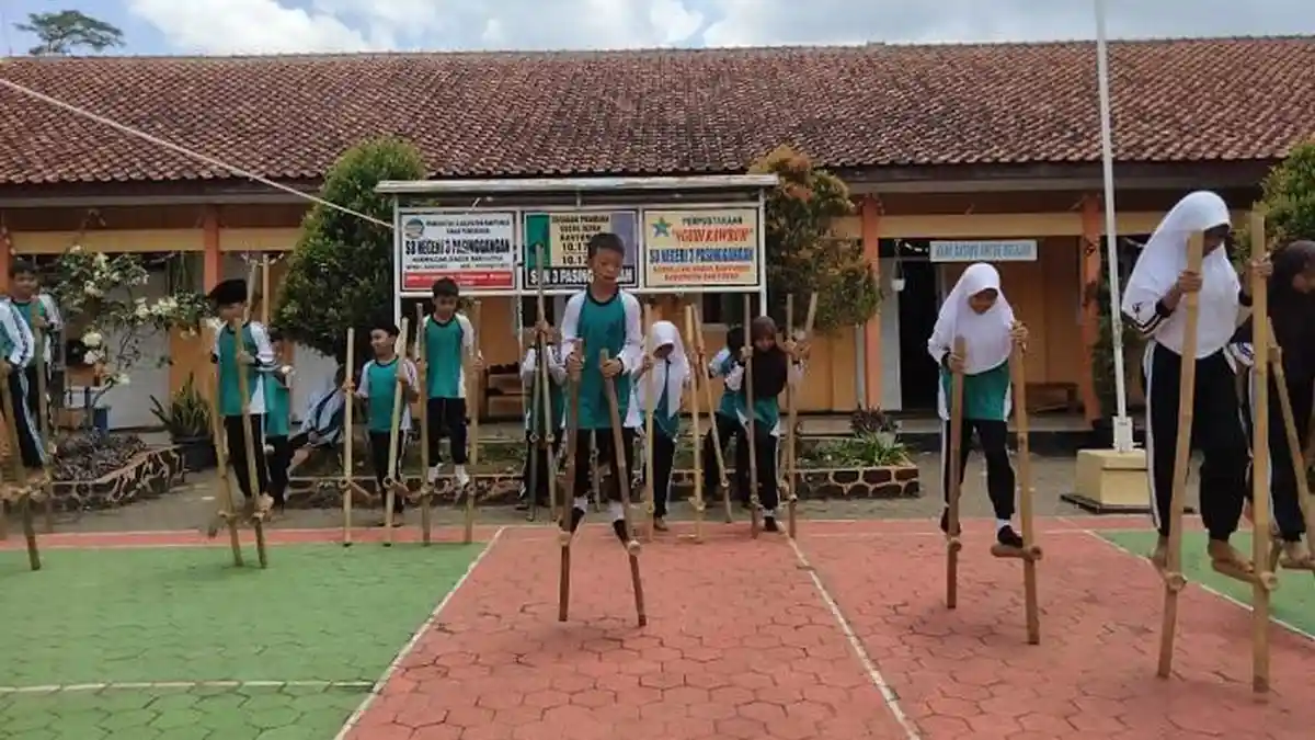 Kenalkan Permainan Tradisional, SD Negeri 3 Pasinggangan Banyumas Ajak Siswa Buat dan Belajar Egrang