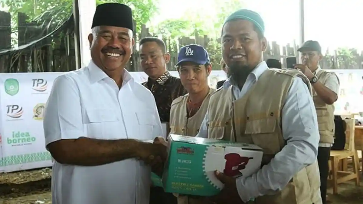 Pemkab Upgrade Skill Komunitas Perkayuan, Bupati Edi Serahkan Bantuan Peralatan Pertukangan