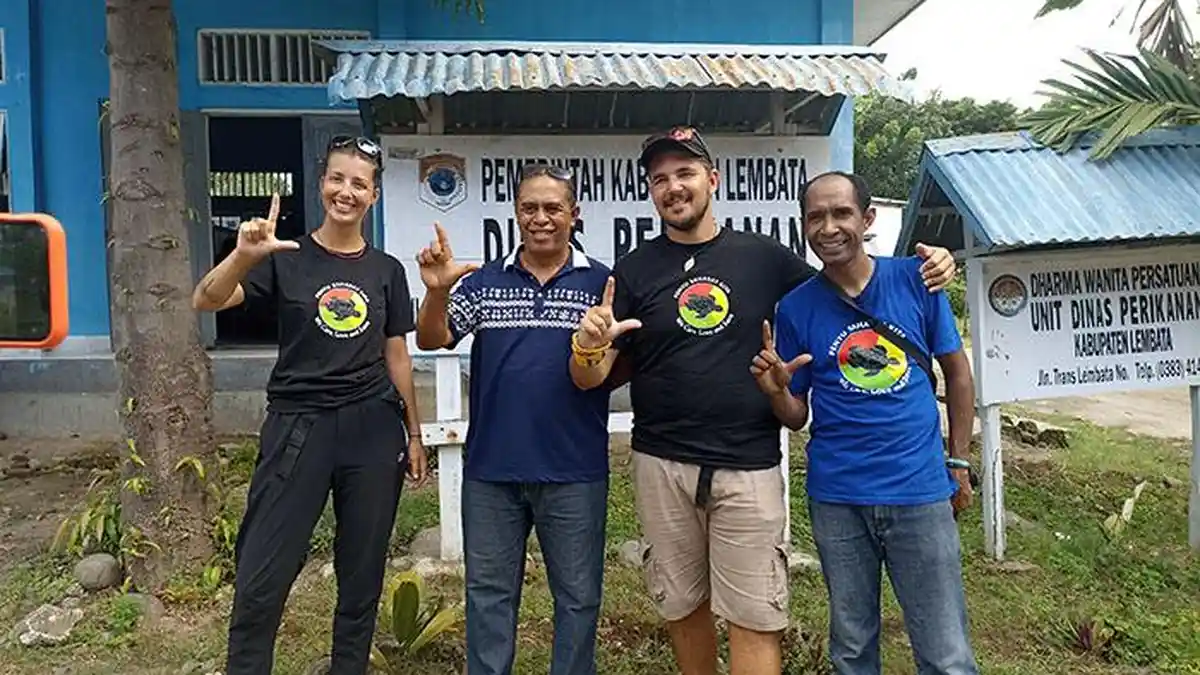 Peneliti asal Ceko Pasang Spanduk dan Bagi Stiker Penyelamatan Penyu Lembata