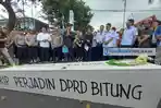Aliansi-Bitung-Bergerak-meenggelar-aksi-damai-di-depan-Kantor-DPRD-Bitung-peti-jenazah.jpg