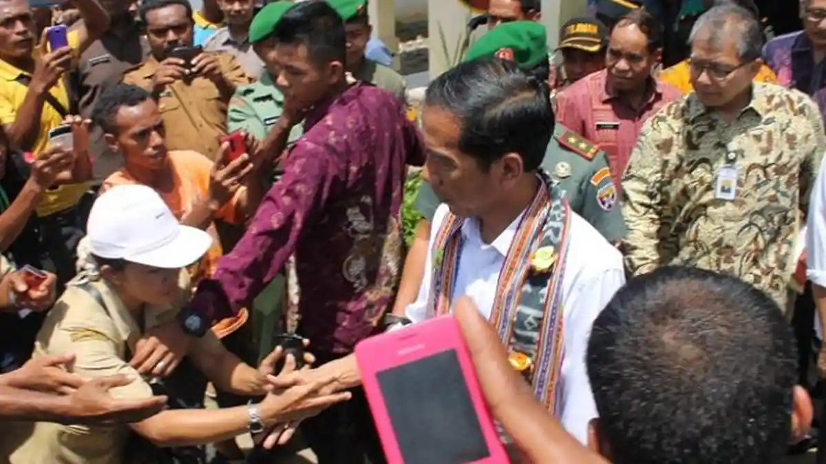 Curhat  Warga yang Didorong-dorong Paspampres Hingga Terjatuh Saat Dekati Jokowi