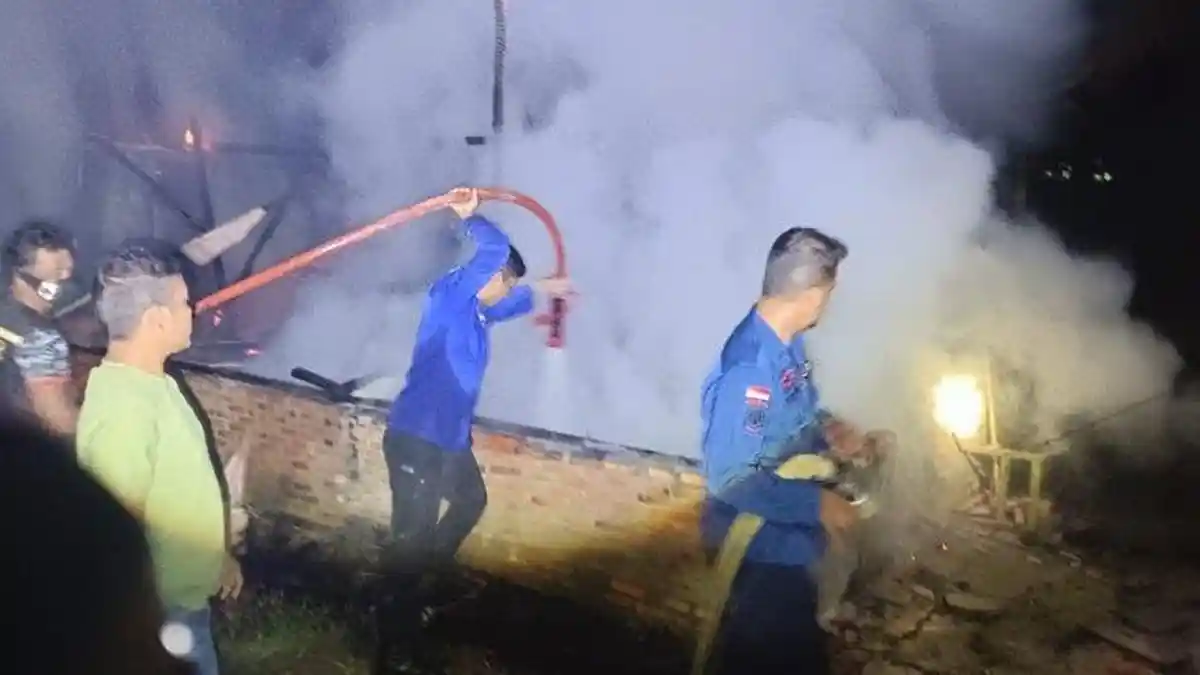 Satu Rumah Semi Permanen di Idi Rayeuk Aceh Timur Ludes Terbakar Diduga Akibat Konsleting Listrik