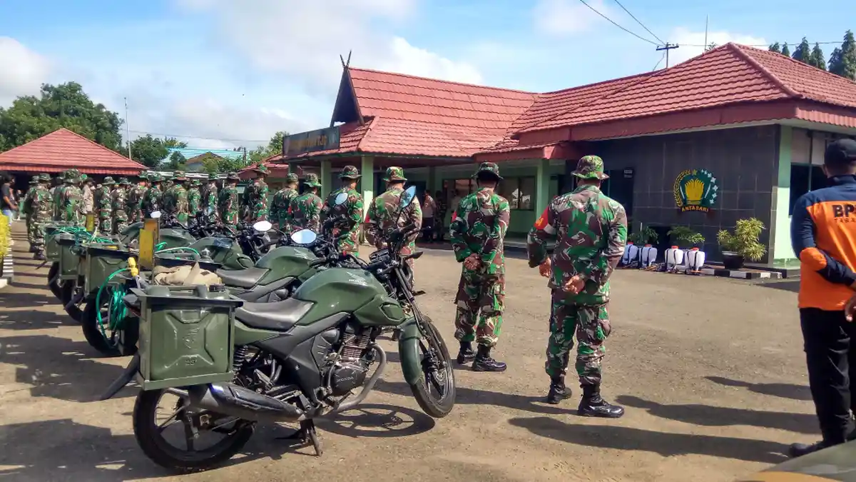 Anggota TNI Tanjung Kalsel Turunkan Sepeda Motor Babinsa Penyemprot Disinfektan
