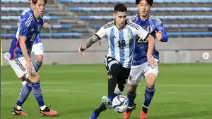 20231128_Aksi-pemain-Timnas-Argentina-U17-saat-dikawal-pemain-Jepang-U17.jpg