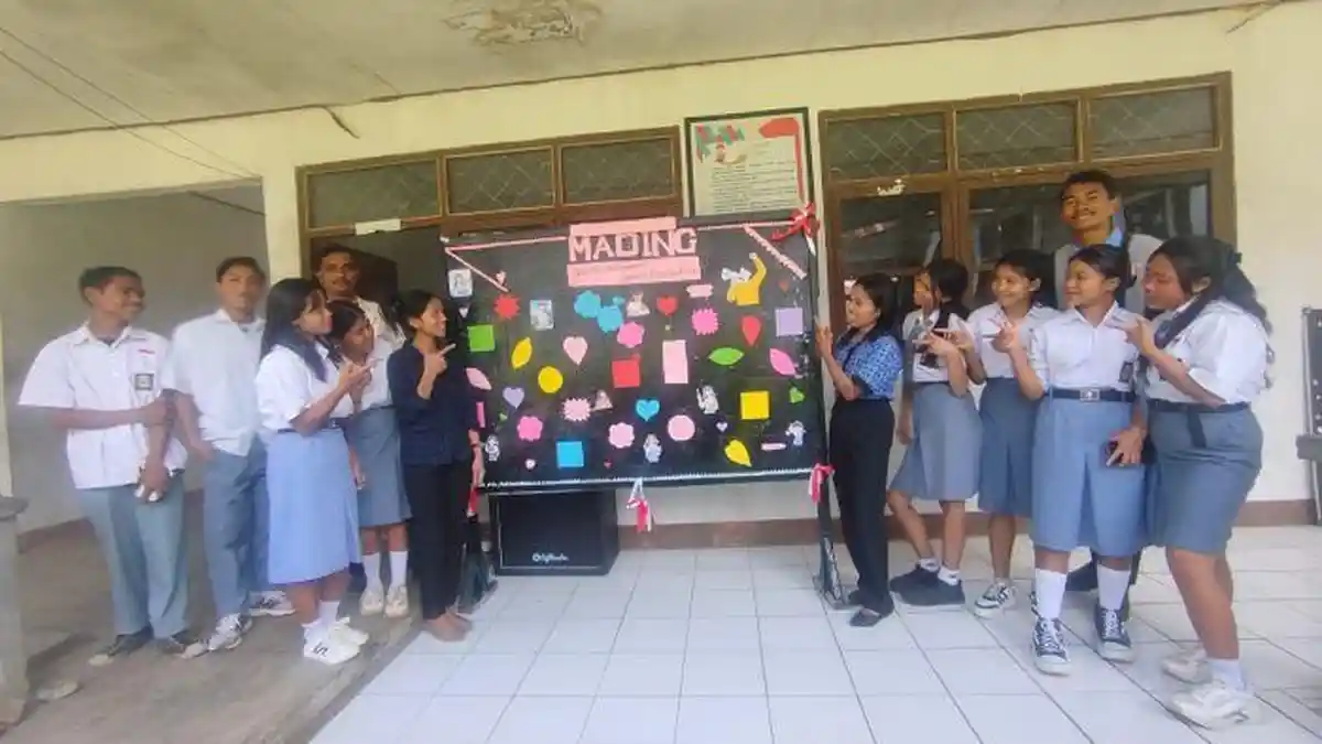 Unika Ruteng Dampingi Siswa SMA Bina Kusuma Ruteng Membuat Mading ...
