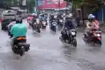 Pemotor di Bandung Berangkat Kerja Pakai Jas Hujan