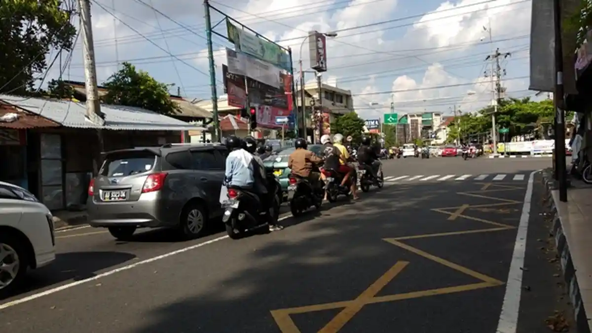 Senin Jelang Sore, Arus Lalu Lintas di Simpang Mirota Kampus UGM Terpantau Padat