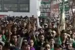 Kedatangan Bonek Di Stasiun Senen