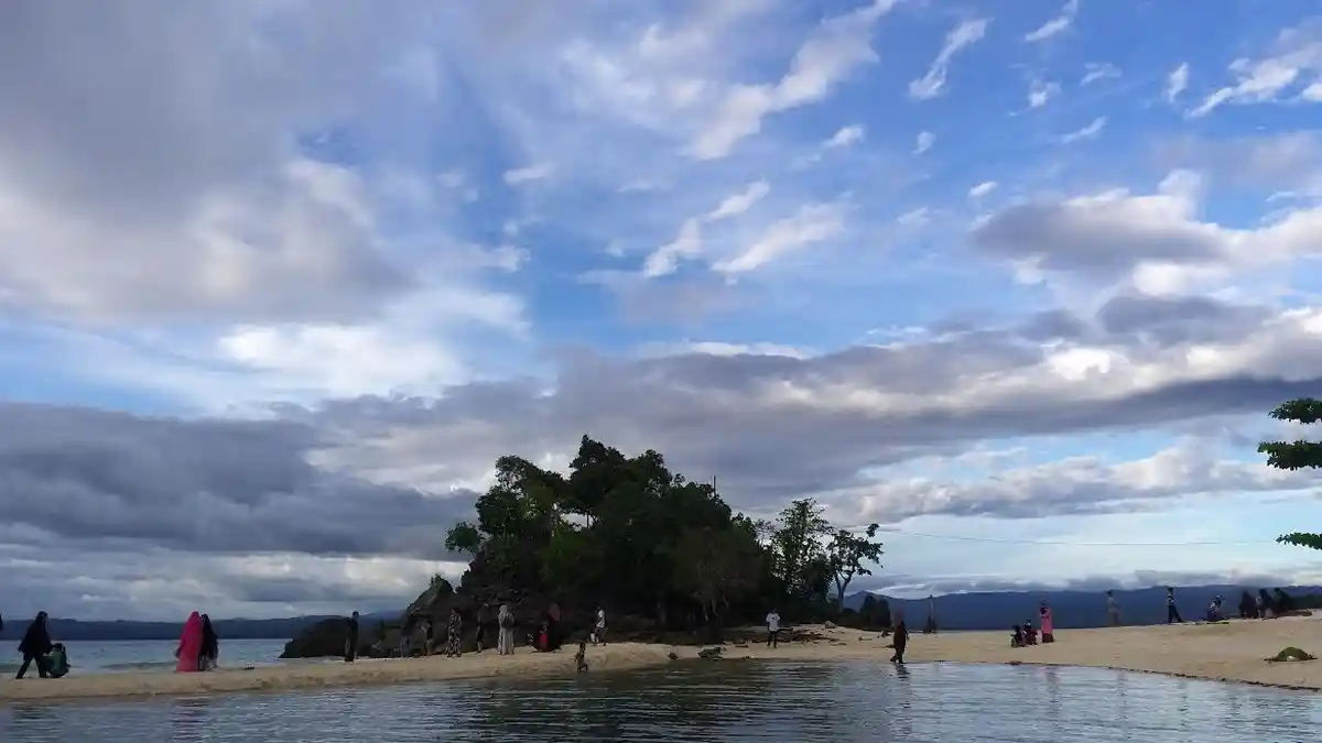 Libur Lebaran, Wisata Pantai Bambahano Donggala Dipadati Pengunjung - pantai-bambahano-sulteng.jpg