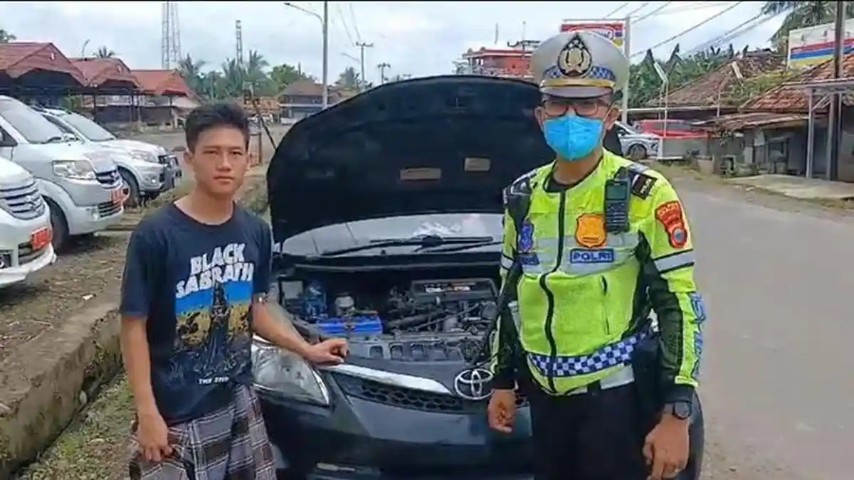 Perbaiki Mobil Pemudik Rusak, Ipda Ari Sali Mendadak Jadi Mekanik Dadakan