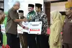 Gubernur-Jawa-Tengah-Ganjar-Pranowo-secara-simbolis-serahkan-dana-hibah.jpg