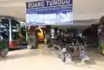 Menunggu Keberangkatan Bus di Terminal Ubung