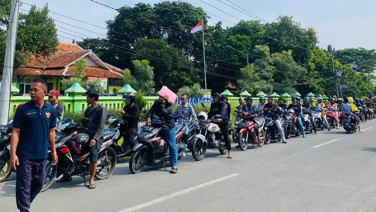 Antrean Pemutihan Pajak Kendaraan di Samsat Slawi Tegal Capai 1 Km