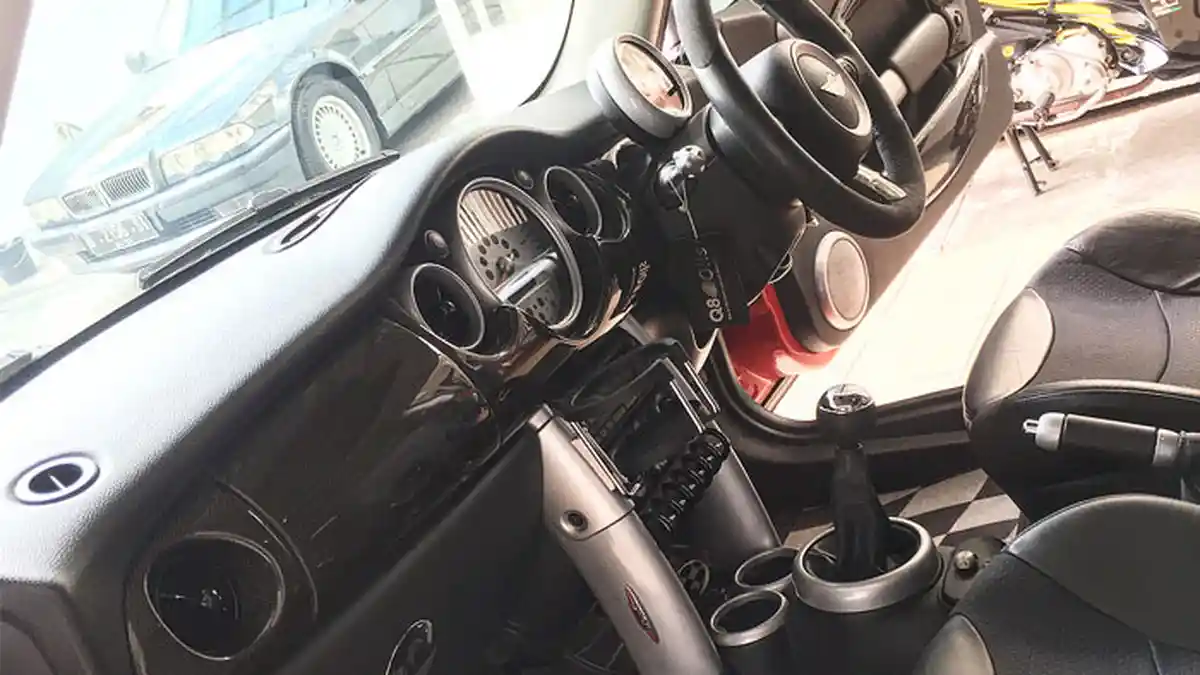 Awas! Parkir di Bawah Terik Matahari Berbahaya, ini Tips & Trik Keluarkan Panas di Dalam Mobil