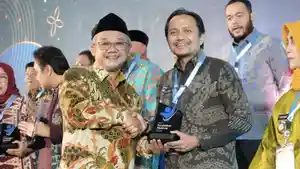 Mendikdasmen-Abdul-Muti-menyerahkan-penghargaan-kepada-Wagub-Kalsel-Hasnuryadi.jpg