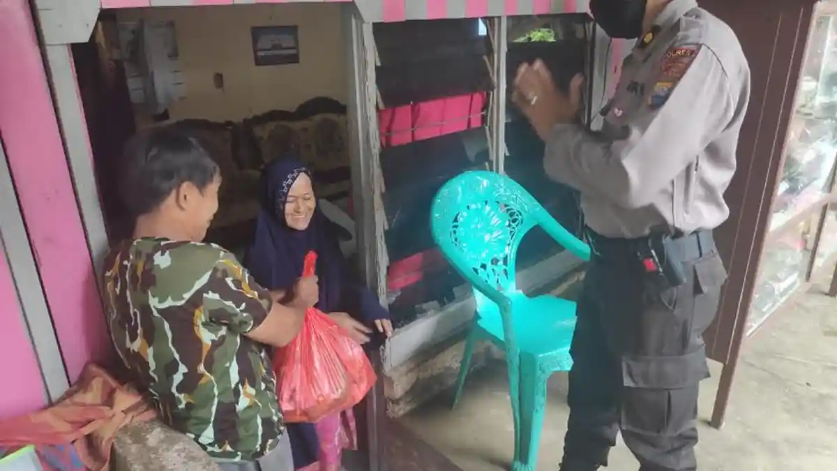 Polres Enrekang Salurkan Bantuan untuk Warakawuri