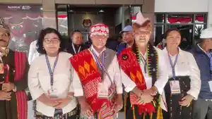 Pasangan-SPK-Andre-Garu-didampingi-istri-sebelum-memasuki-Kantor-KPU.jpg