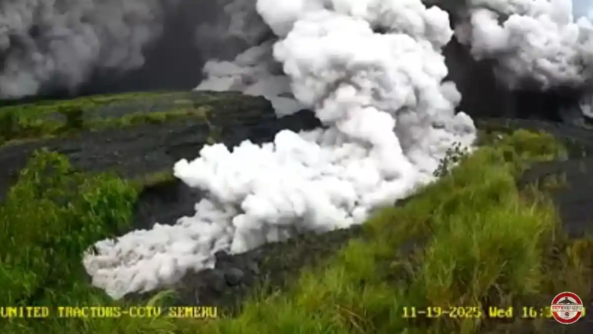 BREAKING NEWS : Gunung Semeru Erupsi saat Hujan, Awan Panas Meluncur Capai 5 Km ke Kali Lanang