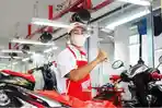 Teknisi-Honda-AHASS-sedang-melakukan-servis-kendaraan-1098.jpg