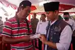 Bupati-Trenggalek-Mochamad-Nur-Arifin-Turun-Membantu-Layanan.jpg