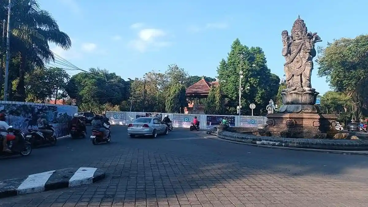 Постановка памятника Чарли Чаплину перед отелем Bali в Денпасаре отменена