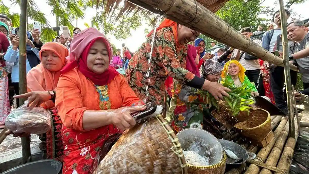 Lebih dari Sekadar Ritual, Tradisi Nyuci Perabotan di Lebaran Depok Ternyata Punya Makna Mendalam