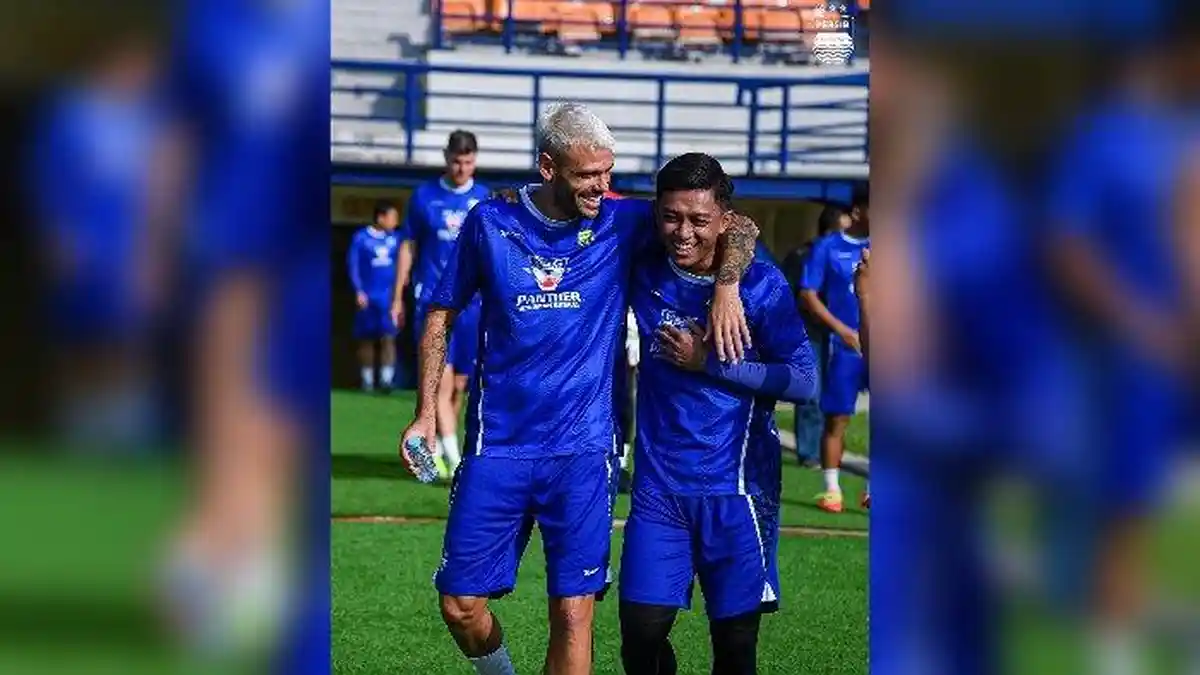 Pemain yang Dinanti Persib Bandung Akhirnya Datang, Langsung Bercanda dengan Aa Bow