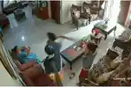 Rekaman-CCTV-yang-menampilkan-adegan-pelaku-perampokan-di-Pekanbaru.jpg