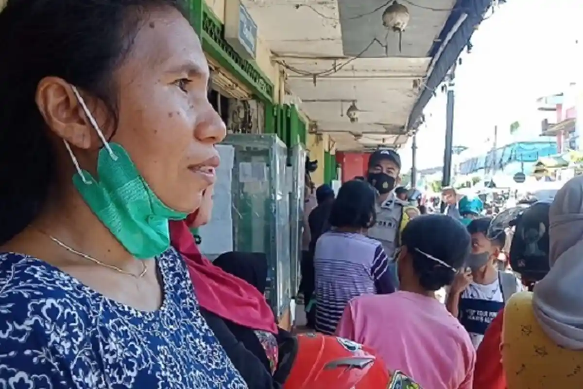 Pedagang Gorengan di Baubau Takut Gulung Tikar Rela Antre Berjam-jam Demi Beli Minyak Goreng