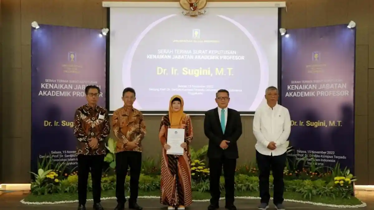 Prof Sugini Dikukuhkan Jadi Perempuan Guru Besar Pertama di FTSP UII