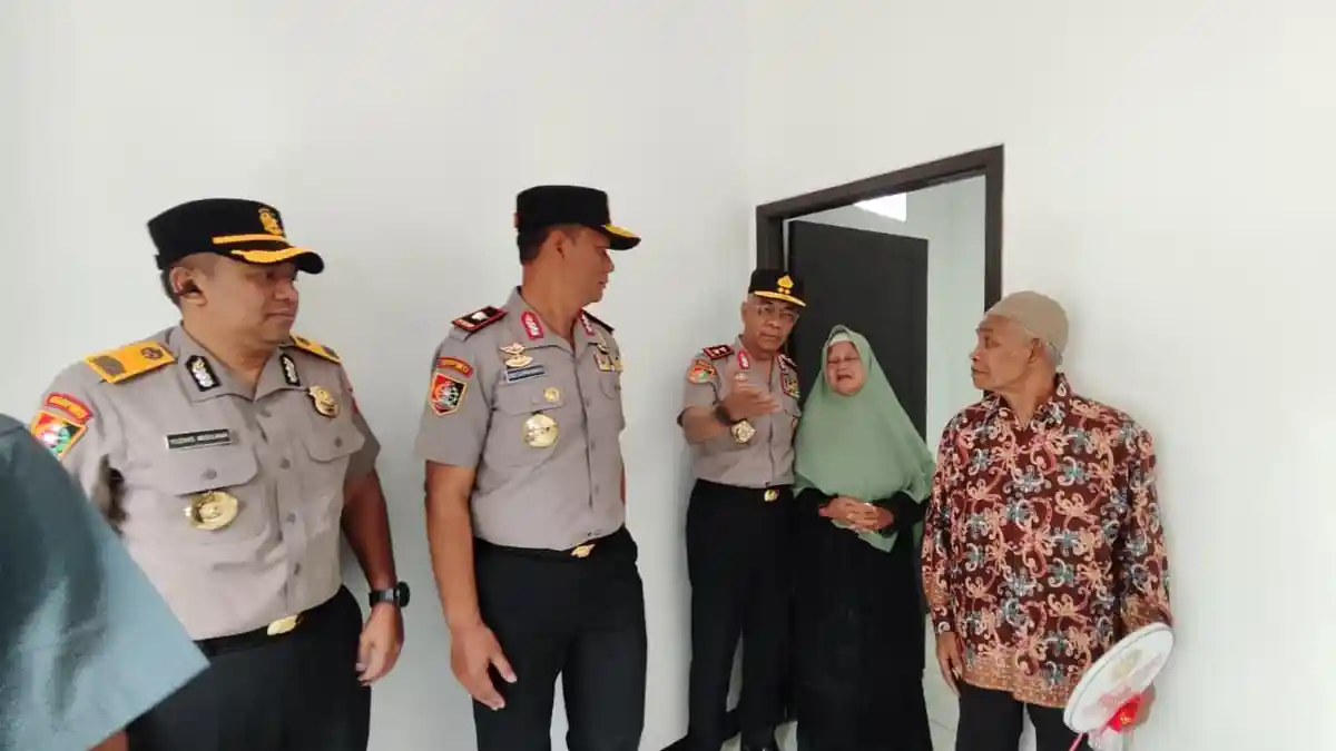 Kasespim Lemdiklat Polri Resmikan Bedah Rumah, Serdik Sespimti Dikreg ...