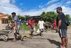 Warga-RW-10-Kelurahan-Madawat-perbaiki-jalan-berlubang.jpg