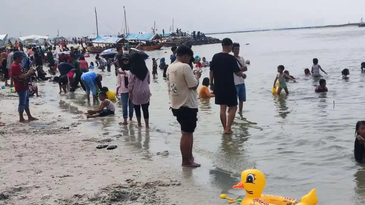 Wisatawan Ramai Kunjungi Pantai Ancol pada Momen Libur Natal 2023: Murah Meriah