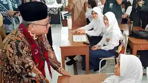 Mendikdasmen-Abdul-Muti-tinjau-TKA-di-SMPN-1-Surabaya-Jatim.jpg