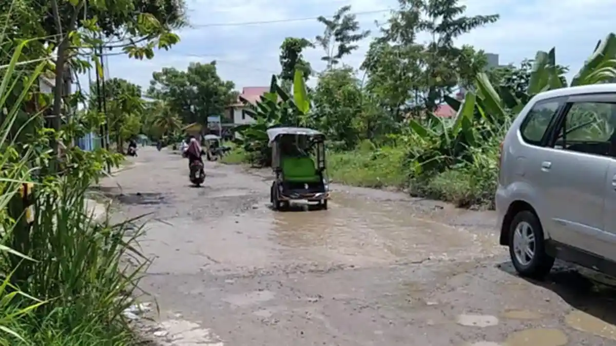 Rawan Kecelakaan! Begini Kondisi Jalan Kesadaran di Wonomulyo Polman