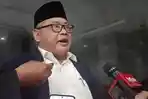 Subhan-Penggugat-Wapres-Gibran-Rakabuming-Raka-saat-ditemui-di-Pengadilan.jpg