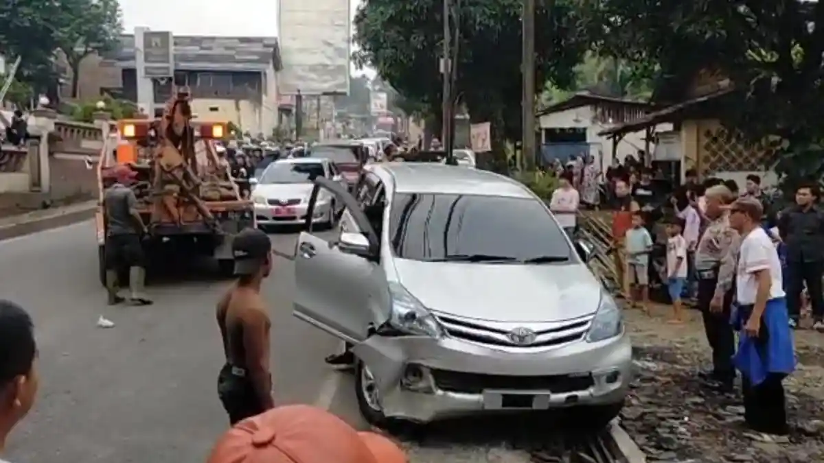 Truk Pertamina Seruduk 6 Kendaraan di Jalan Raya Pandeglang-Labuan