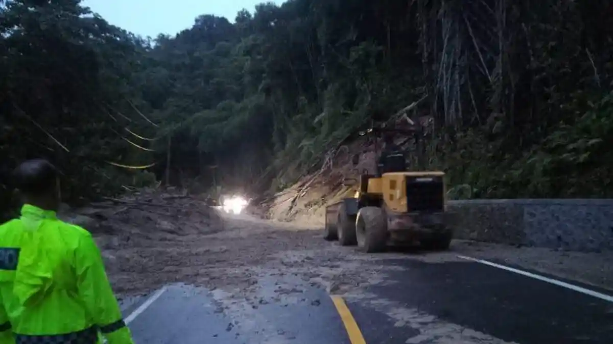 Bupati Lutim Lapor Gubernur, Longsor Jadi Ancaman Pengendara di Jalan Trans Sulawesi