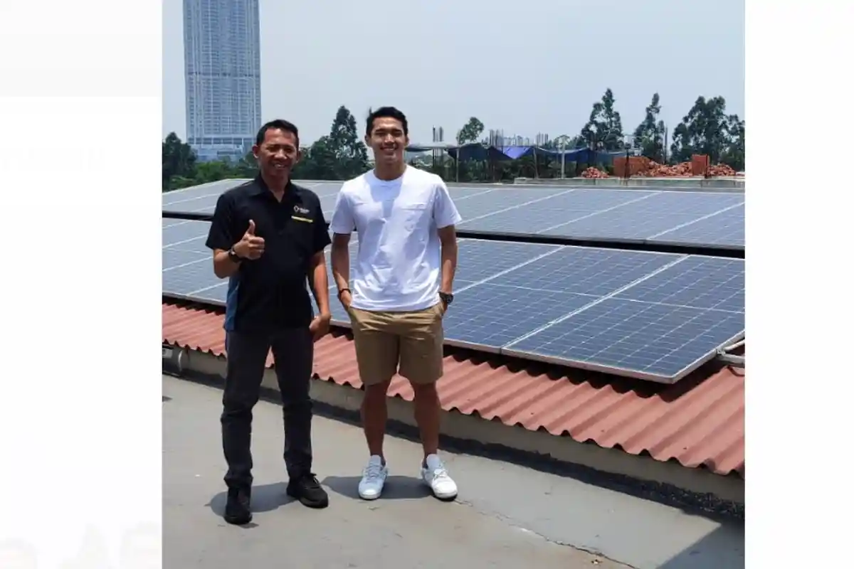Jonathan Christie Pilih Gunakan Energi Terbarukan Dengan Memasang Panel Surya