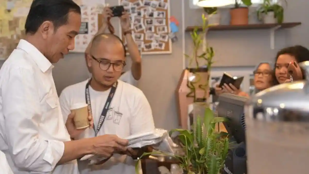Ketika Jokowi Menikmati Kopi dan Membeli Dua Kerak Telor