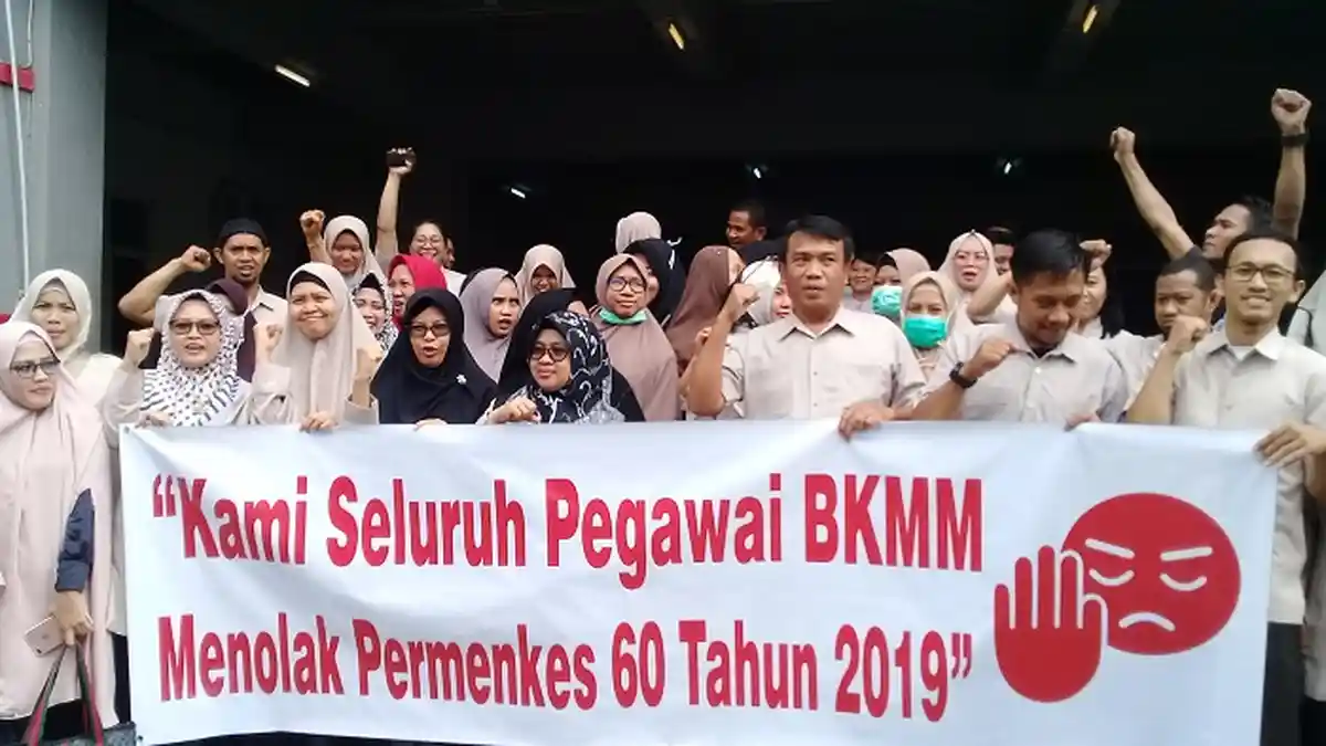 BREAKING NEWS: Tolak Likuidasi ke RS Tadjuddin Chalid, Puluhan Pegawai BKMM Makassar Unjukrasa
