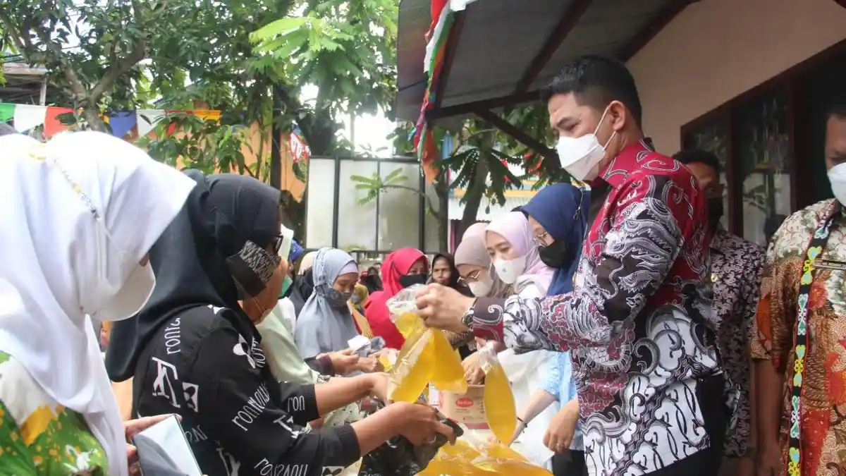 Walikota Andi Harun Jualan Minyak Goreng Curah, Pemkot Terus Gelar Pasar Murah di Samarinda