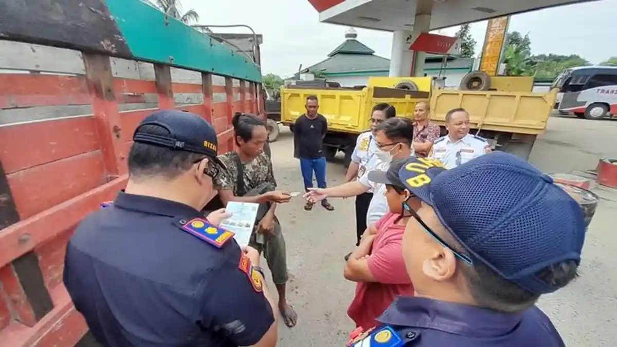 Dishub Samarinda Temukan 20 Truk Lebih Tidak Layak Jalan Sedang Antre BBM di SPBU