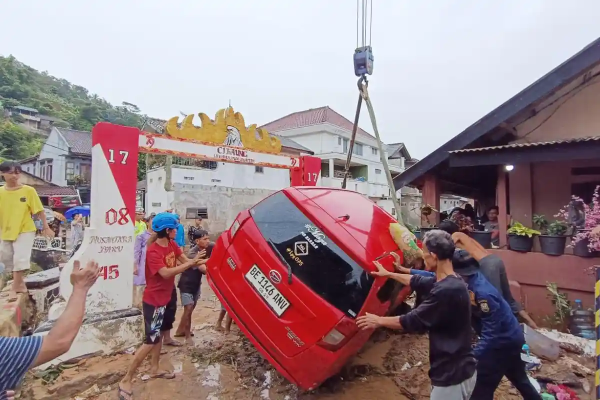 3 Orang Tewas dalam Banjir di Panjang Lampung, Jenazah Korban Ada yang Ditemukan di Kolong Mobil