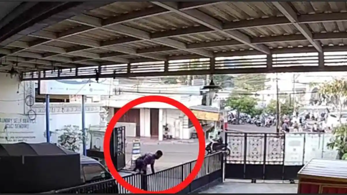 Terekam CCTV, Pria Satroni Gudang Rental Sound di Kedinding Lor Surabaya