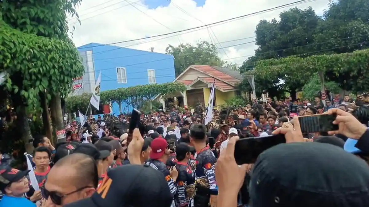 Ribuan Warga Antar Pasangan Wenny Lumentut - Michael Mait Menuju KPU Tomohon Sulawesi Utara
