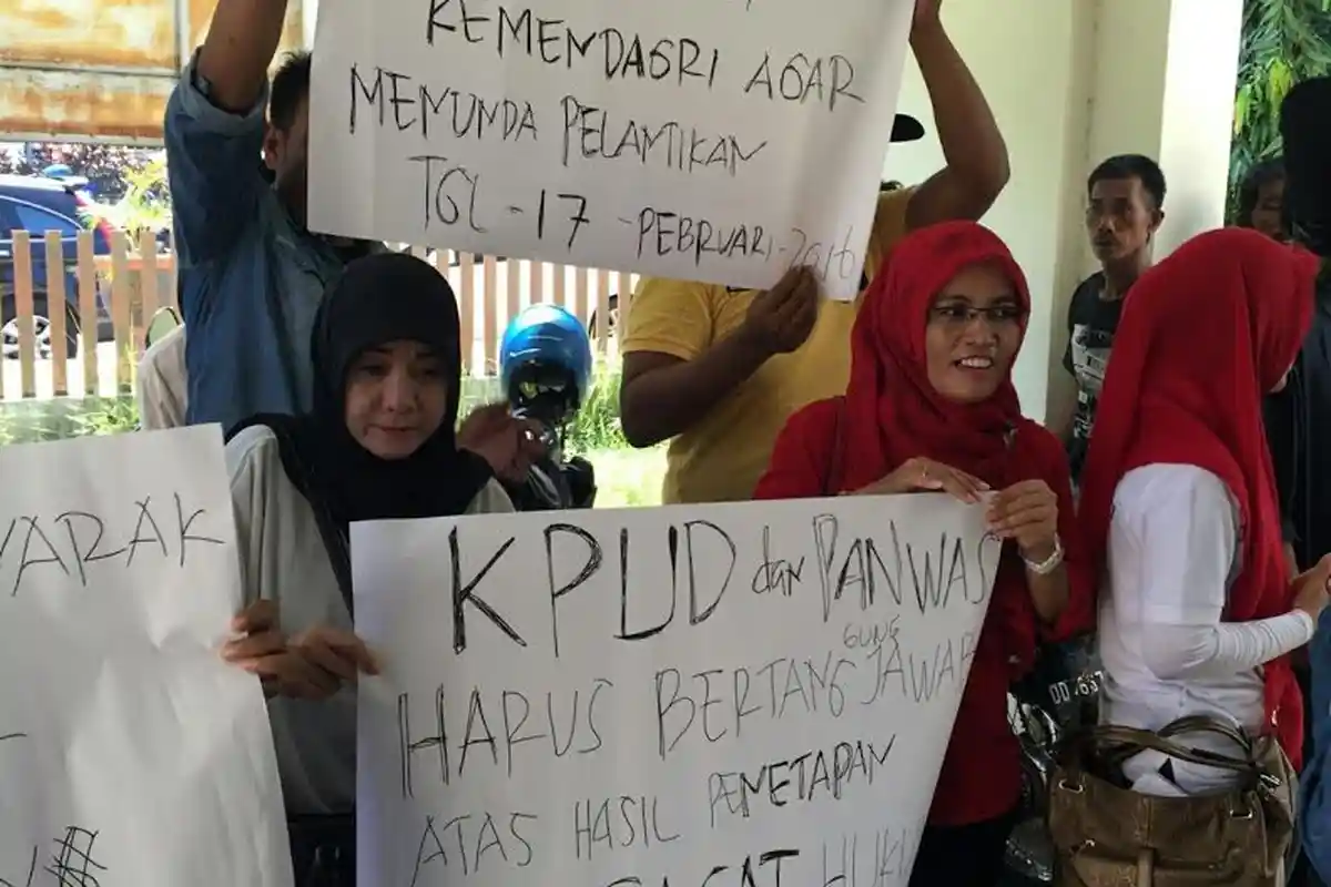 Massa HarapanKu Demo Syamsuddin A Hamid di Bawaslu Sulsel